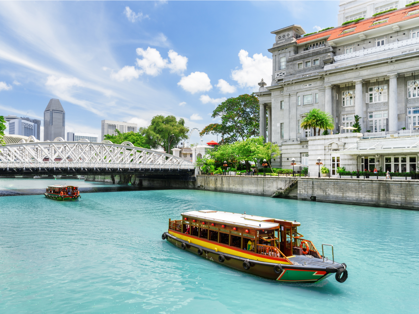 Boat floating down a gorgeous canal on the Singapore River