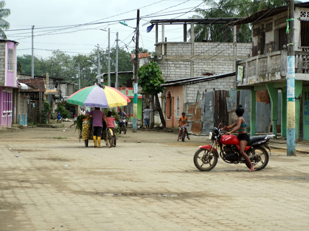 Main street in La Tola with a vendor cart in the middle