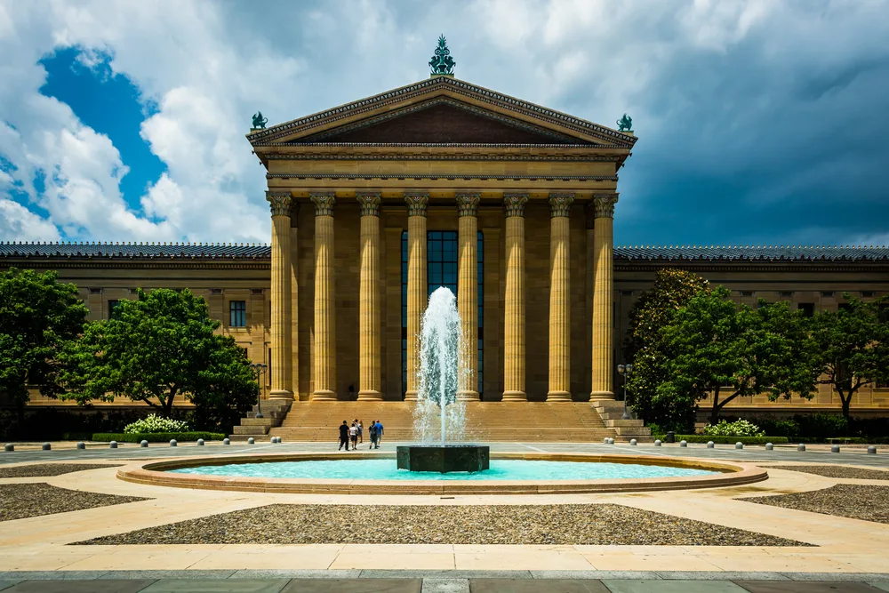 View of fountain in front of the art museum for a frequently asked questions section on the best time to visit Philadelphia