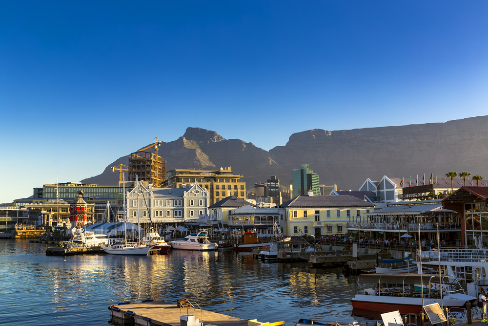 Picture of the harbor and waterfront in Cape town with historical buildings in the background