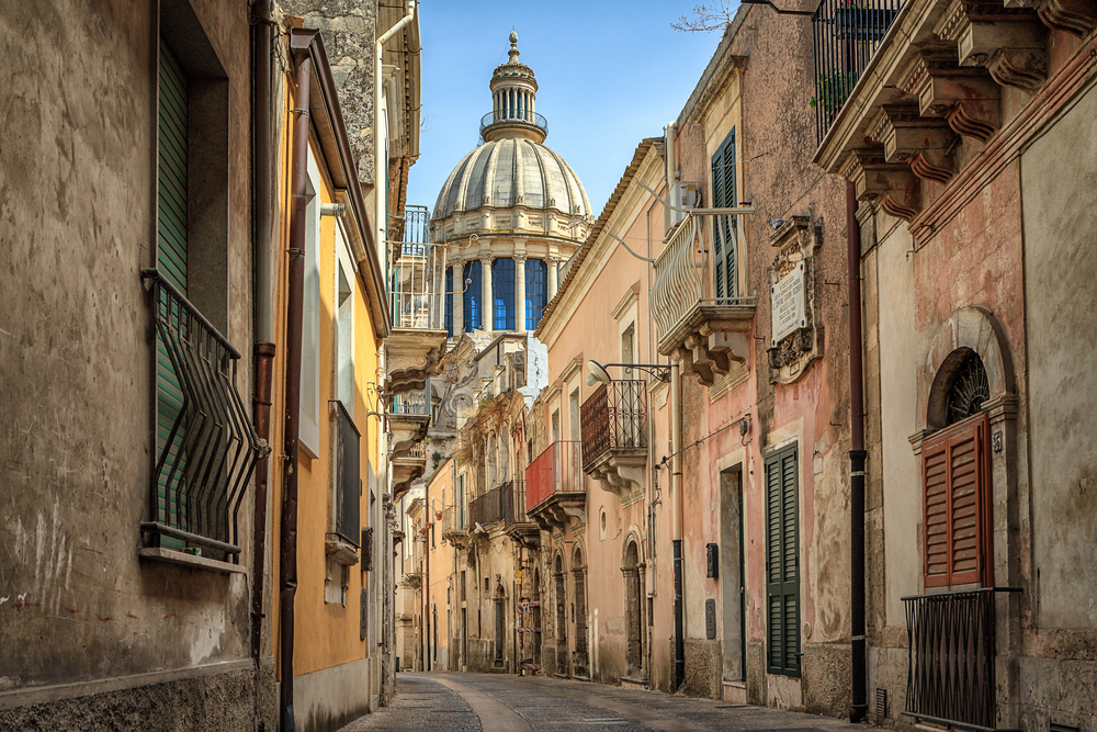 Narrow streets in the town of Ragusa, taken during the best time to visit Sicily