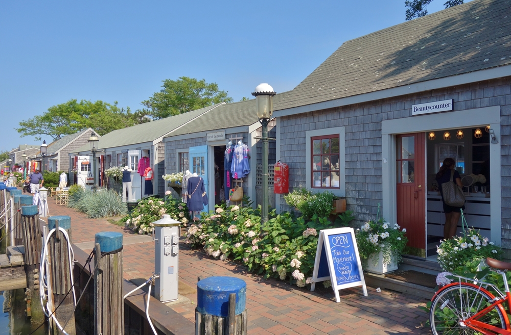 Small cottages along the water in Nantucket