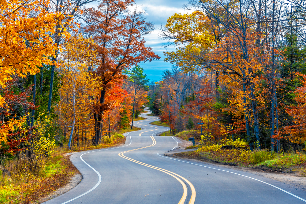 Road winding through Door County in autumn during the best time to visit the area