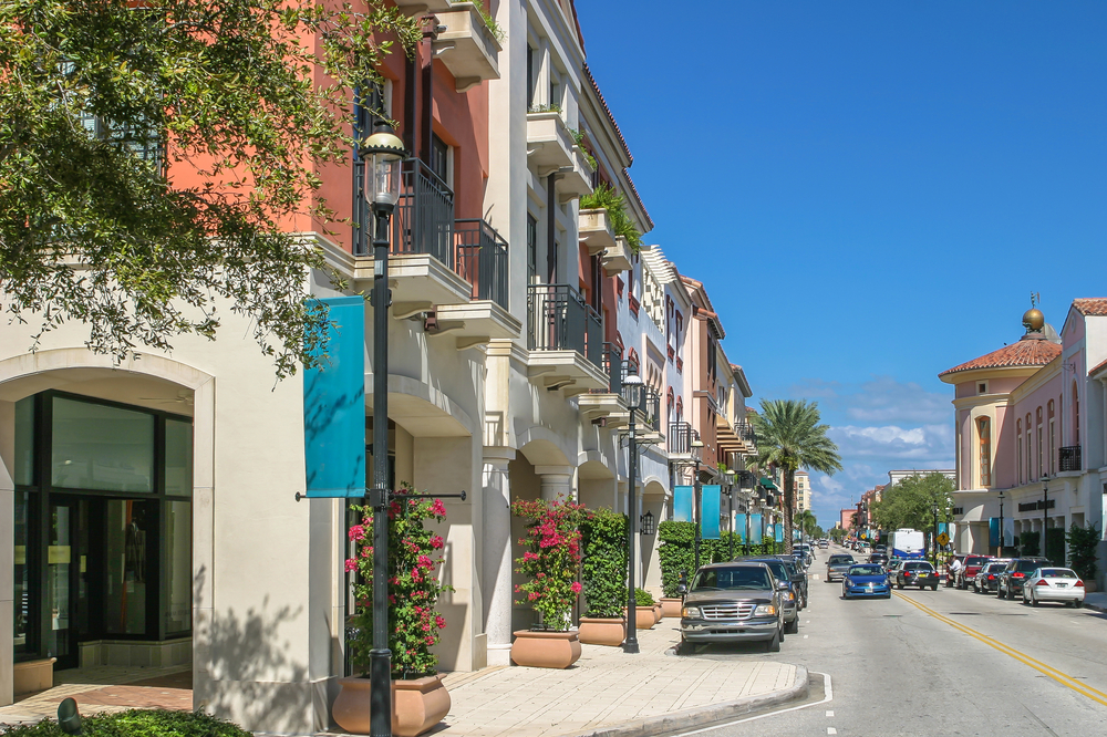 Street view of the small town of West Palm Beach in Florida