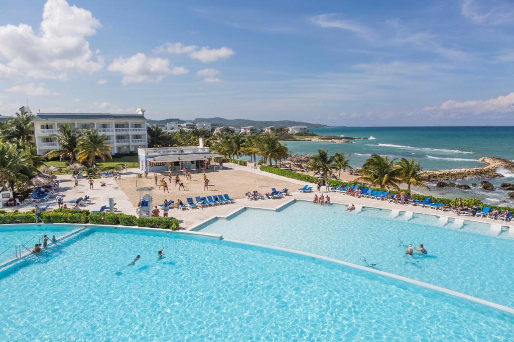 Enormous pool overlooking the ocean at the Grand Palladium Jamaica Resort and Spa, one of the best all-inclusives in Jamaica