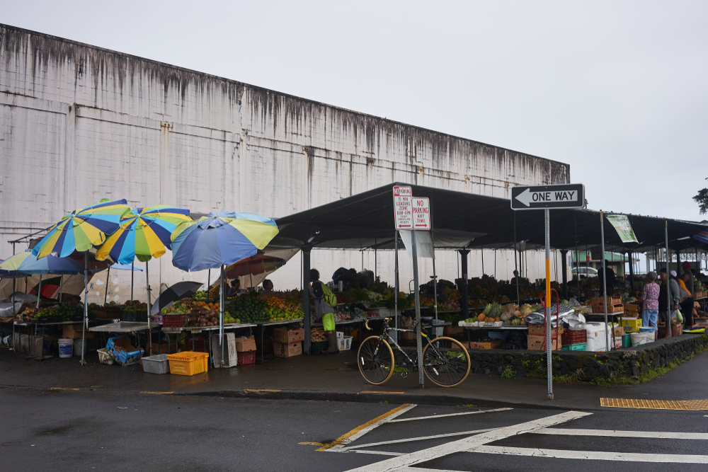 Hilo farmer's market in the front of a dirty building