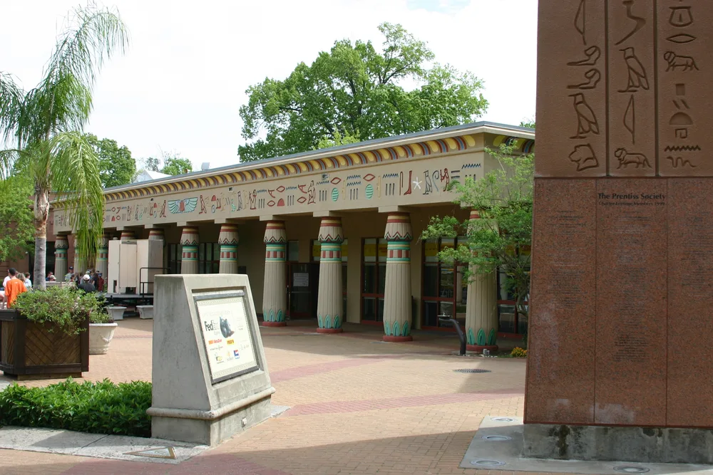 Photo of the outside of the Memphis Zoo and Aquarium, modeled after an Egyptian temple, pictured for a piece titled where to stay in Memphis