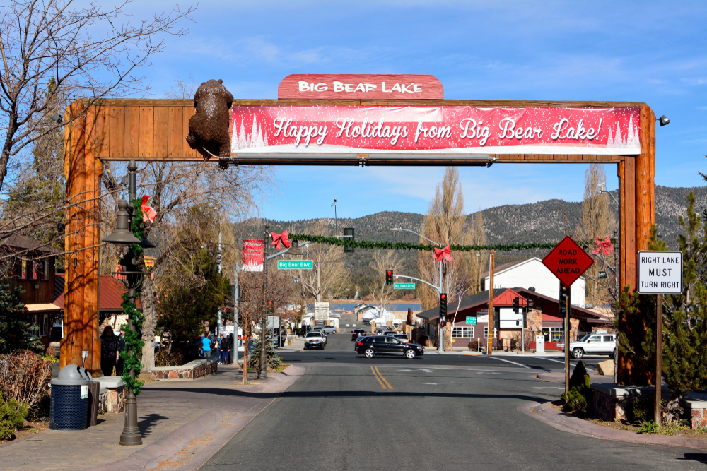Photo of the entrance to Big Bear Lake with cars driving by in the background