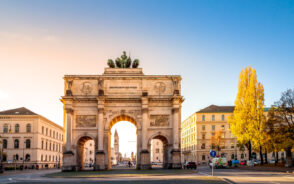 A old structure landmark named the Siegestor, located in the middle of the city of Munich, photographed during a sunset as a featured image for a guide on the best time to visit the city.