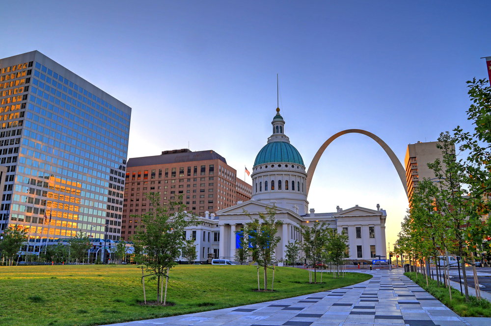 Photo of the Keiner Plaza and the Gateway Arch in the Downtown area, one of the best areas to stay in St. Louis