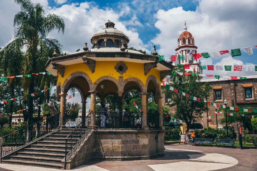 Photo of a gazebo and old buildings in the middle of Tlaquepaque, one of the areas to avoid in Guadalajara