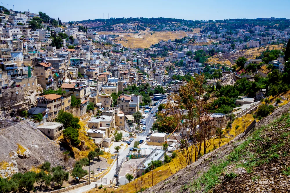 A large city built on hills where houses and occupying a whole slope of a hill. 