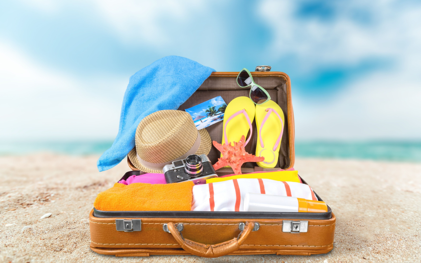 What to Pack for the Beach (Detailed 2024 Guide)