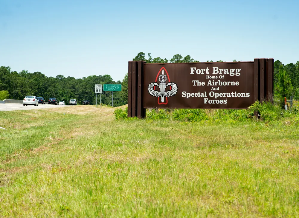 A landmark on the side of the road that says Fort Bragg. 