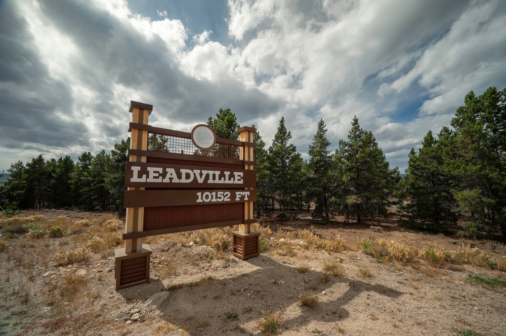 A signage beside the road that says Leadville 10,152 ft. 