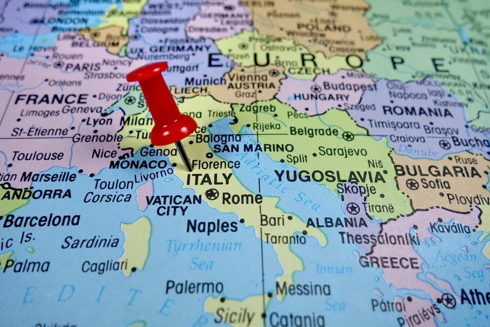 A red pin pined in the land area of Italy in the map. 