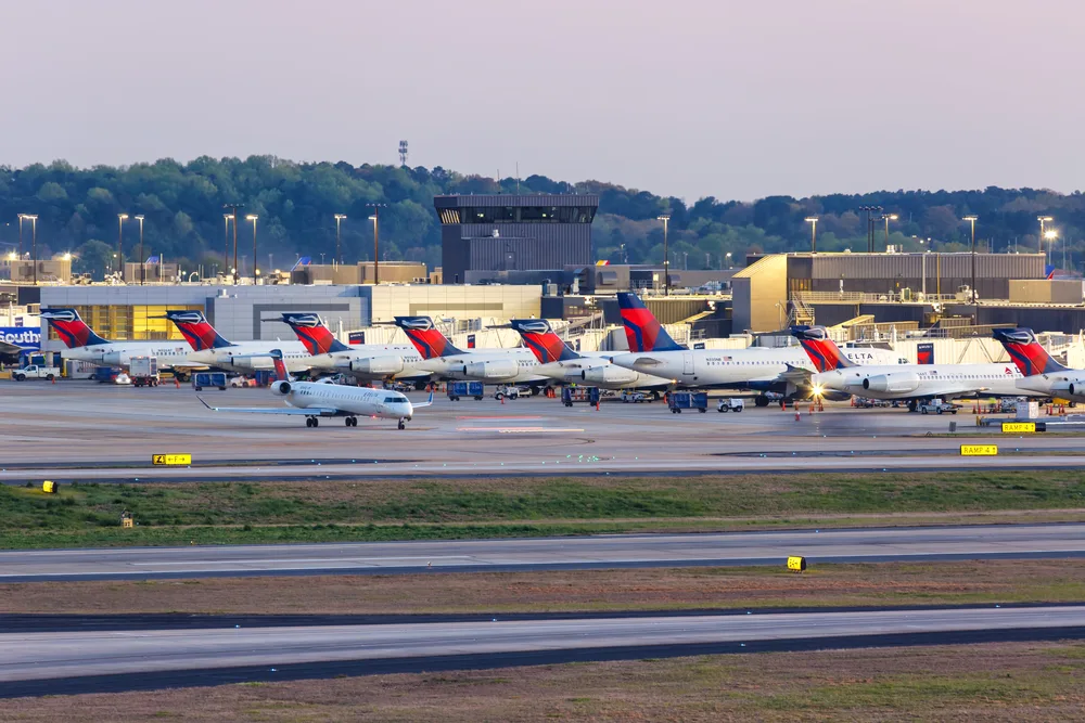 Airplanes of Delta Airlines parked in the Atlanta Airport while waiting for the flights schedule to Bahamas, an image for a guide about flight duration towards the two areas.