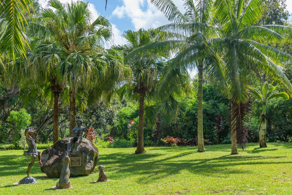 Statues and palm trees in a Kilauea park