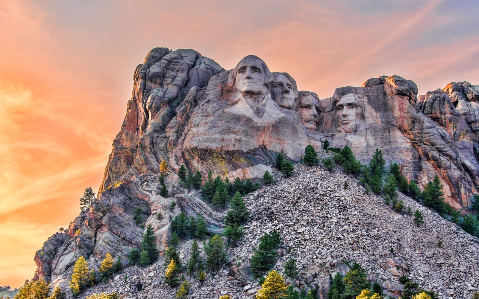 The Best & Worst Times to Visit Mount Rushmore in 2024