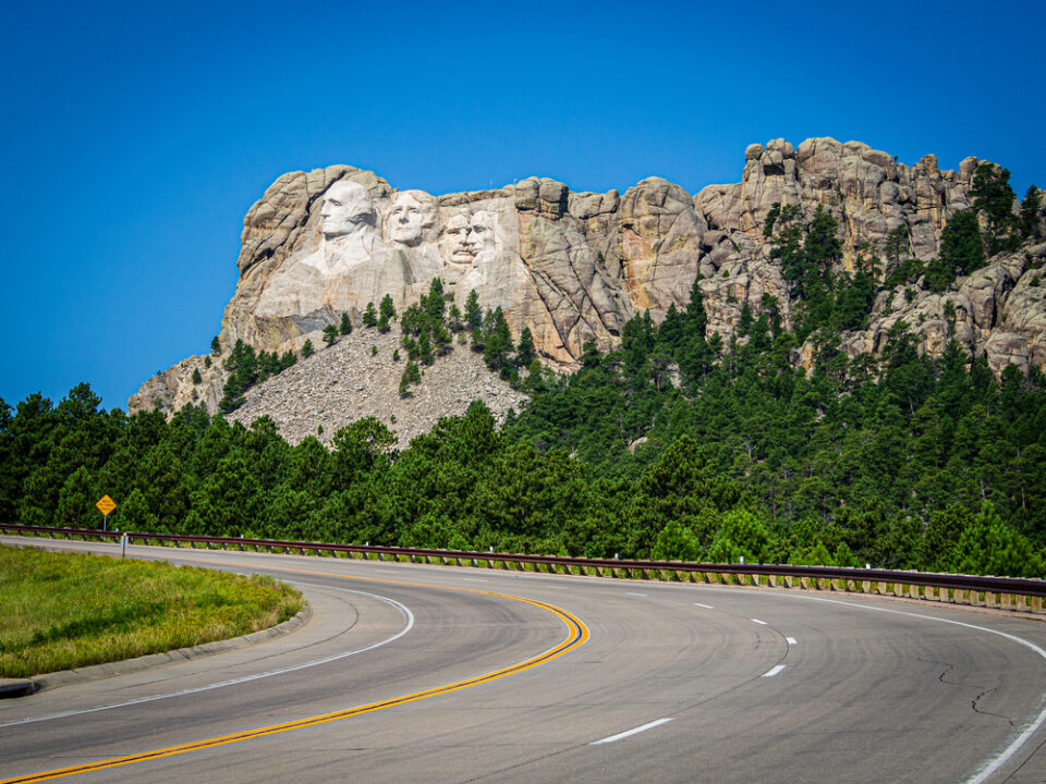 📅 The Best & Worst Times to Visit Mount Rushmore in 2024