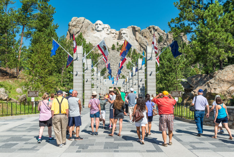 📅 The Best & Worst Times to Visit Mount Rushmore in 2024
