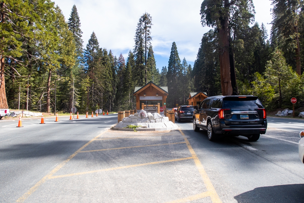 Cars lining up outside of the entrance to King's Canyon National Park during the park's best time to visit