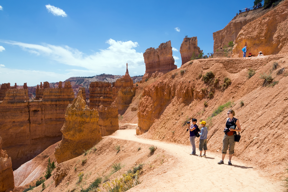 Mother with her kids walking along a trail in Bryce Canyon during the park's best time to visit