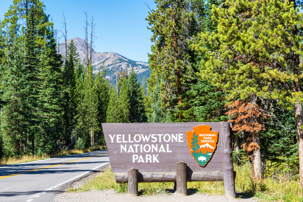 Photo of the sign outside of Yellowstone pictured during the overall best time to visit, the spring or fall