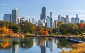 Photo of the cool skyline of Chicago pictured in autumn, the overall best time to visit Chicago