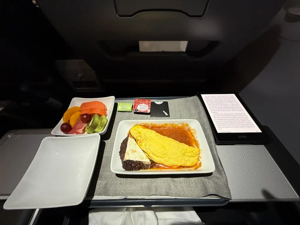 Breakfast on a serving tray in American Airlines first class on an a321